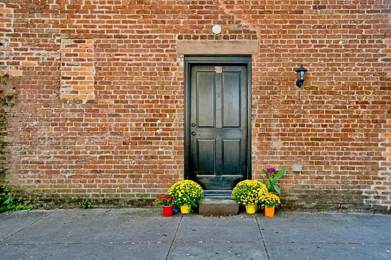 Comfy Carriage House Steps From The River Savannah Buitenkant foto