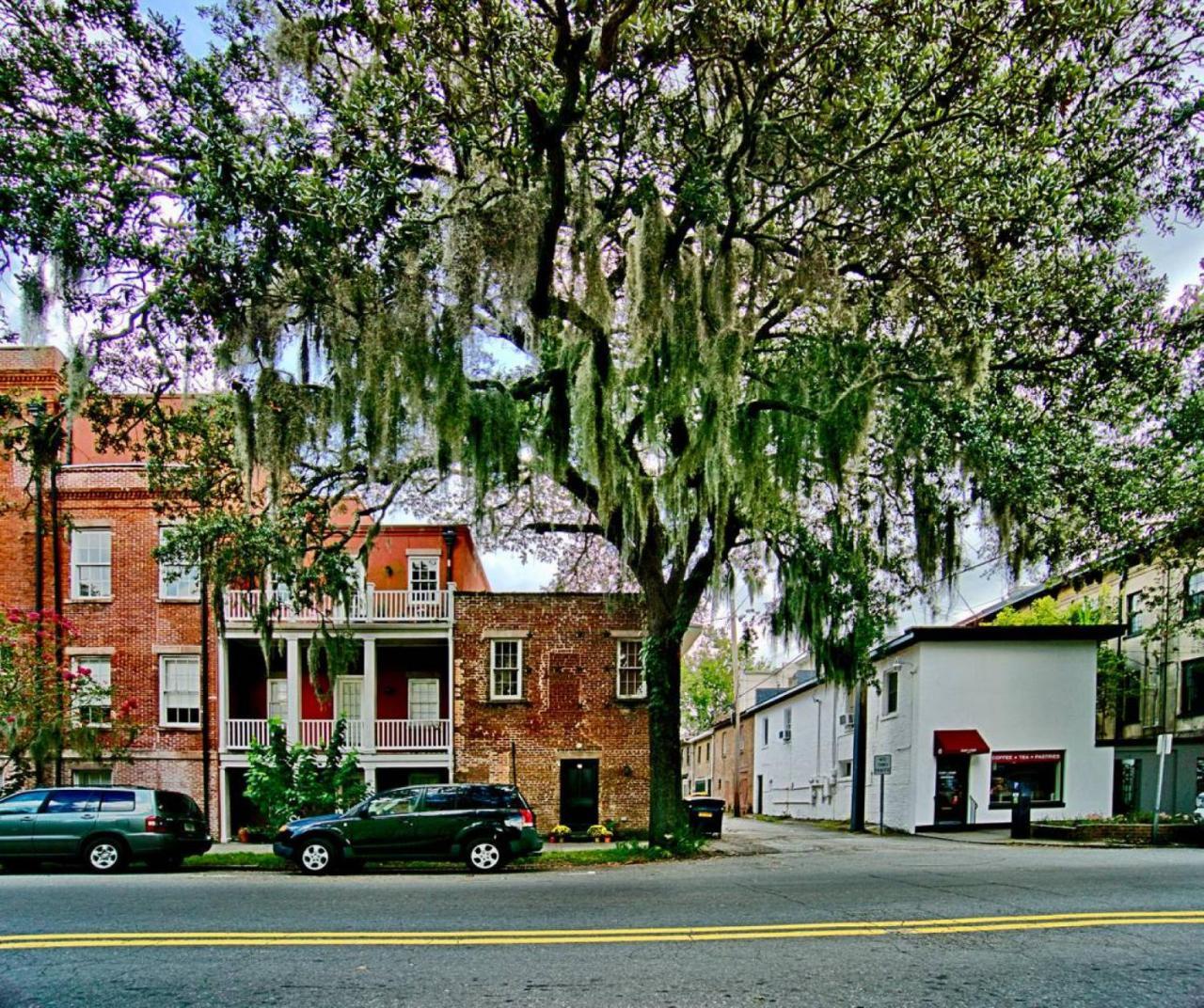 Comfy Carriage House Steps From The River Savannah Buitenkant foto